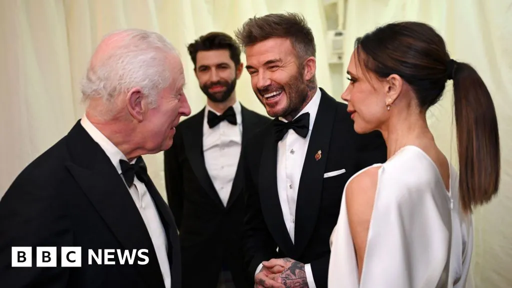 David Beckham mencetak gol kemenangan dengan lingkaran kerajaan