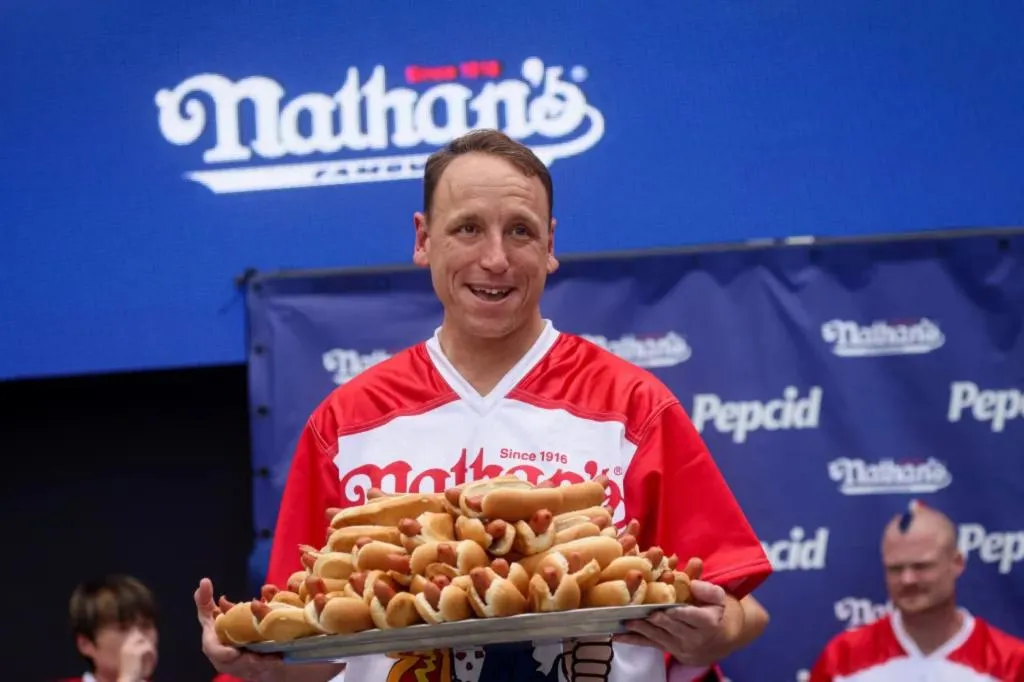 Joey Chestnut Ungkap Target Absurdnya untuk Kembali ke Kontes Makan Hot Dog Nathan