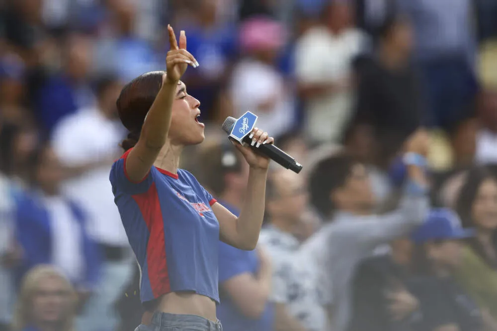 Mengapa Nezza Menyanyikan Lagu Kebangsaan dalam Bahasa Spanyol di Pertandingan Dodgers